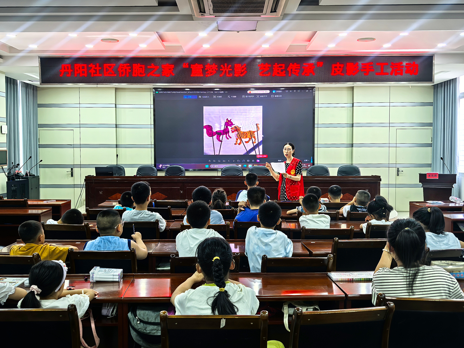 秭归丹阳社区“侨胞之家”举办皮影手工活动  助力非遗文化传承
