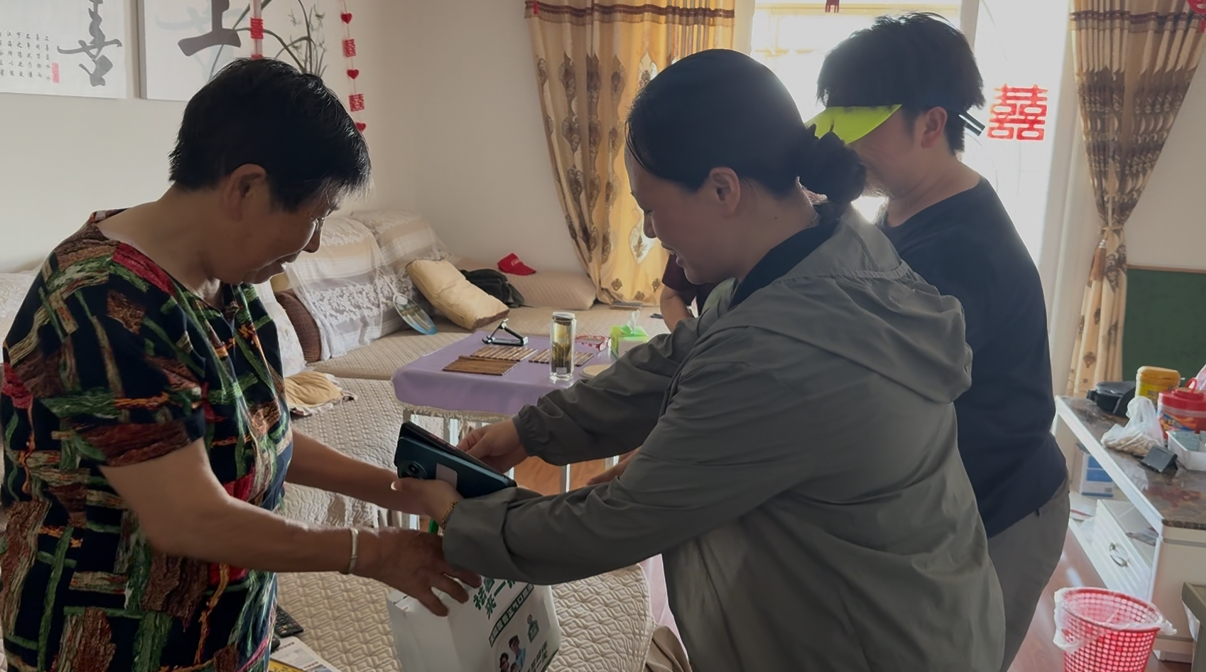 当阳市东门楼社区侨胞之家：“侨”心送清凉 爱满三伏天
