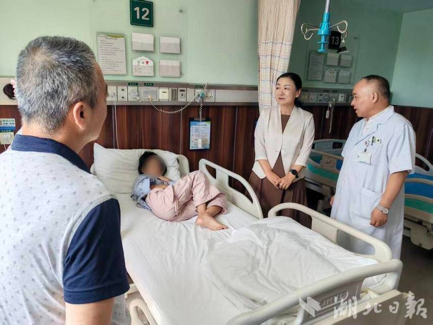 王慧萍赴亚心医院看望“侨爱童心”天门先心儿童救助项目患儿