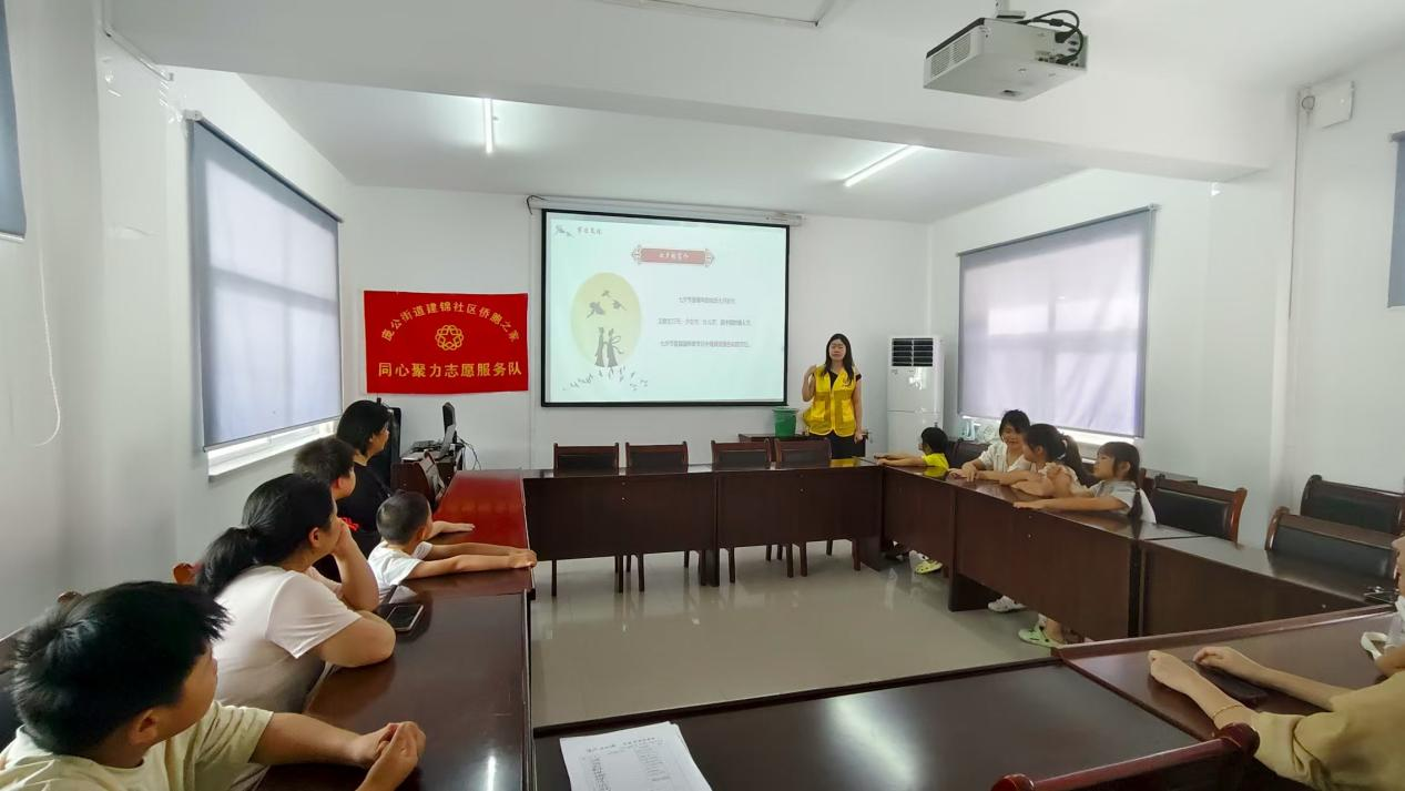 襄阳襄城区庞公街道建锦社区“侨胞之家”开展“七夕颂经典 非遗巧艺润侨心”主题活动