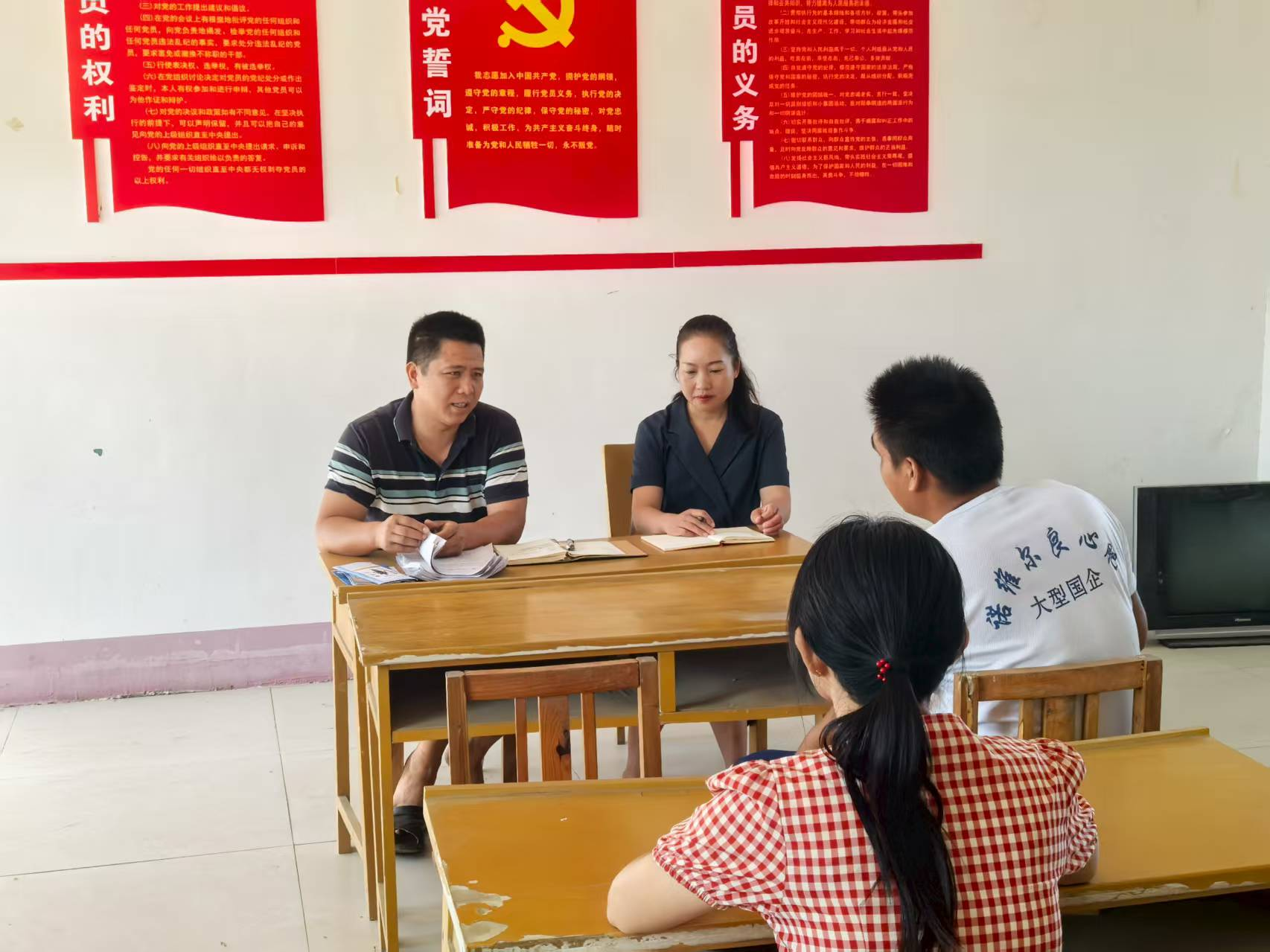 襄阳老河口市侨联巩固提升 帮扶村“五防五看”工作