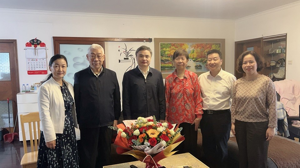 冯伟赴华中科技大学看望慰问归侨侨眷