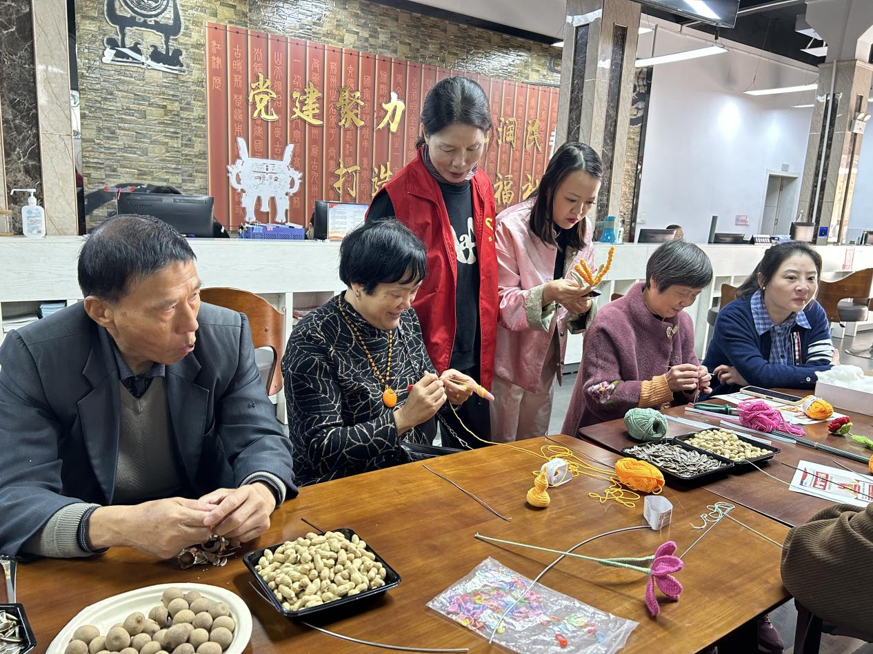 指尖生花，情暖重阳：红星路社区 “侨胞之家”巧手编织桑榆情