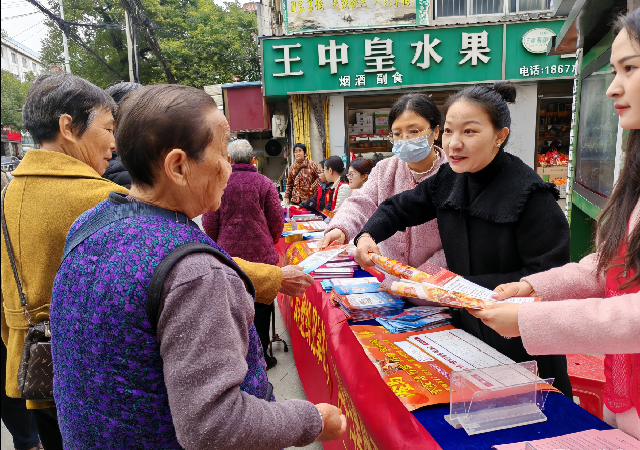 鄂州市梁子湖区侨联开展12·4国家宪法日宣传活动