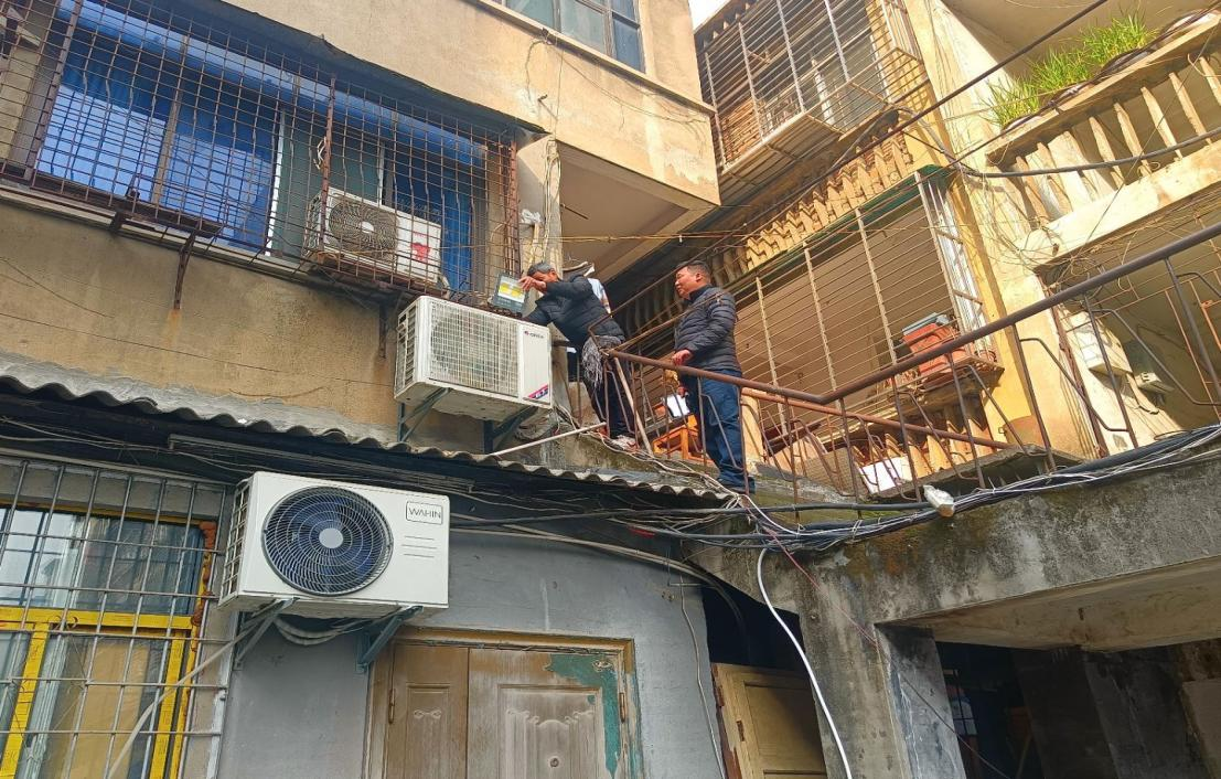 襄阳市侨联心系群众解民忧 建锦社区路灯焕新暖民心