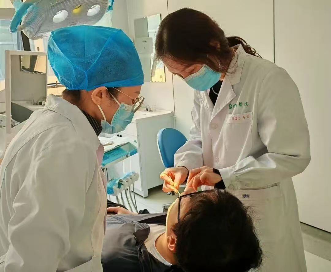 侨爱工程暖基层  医疗专家送健康