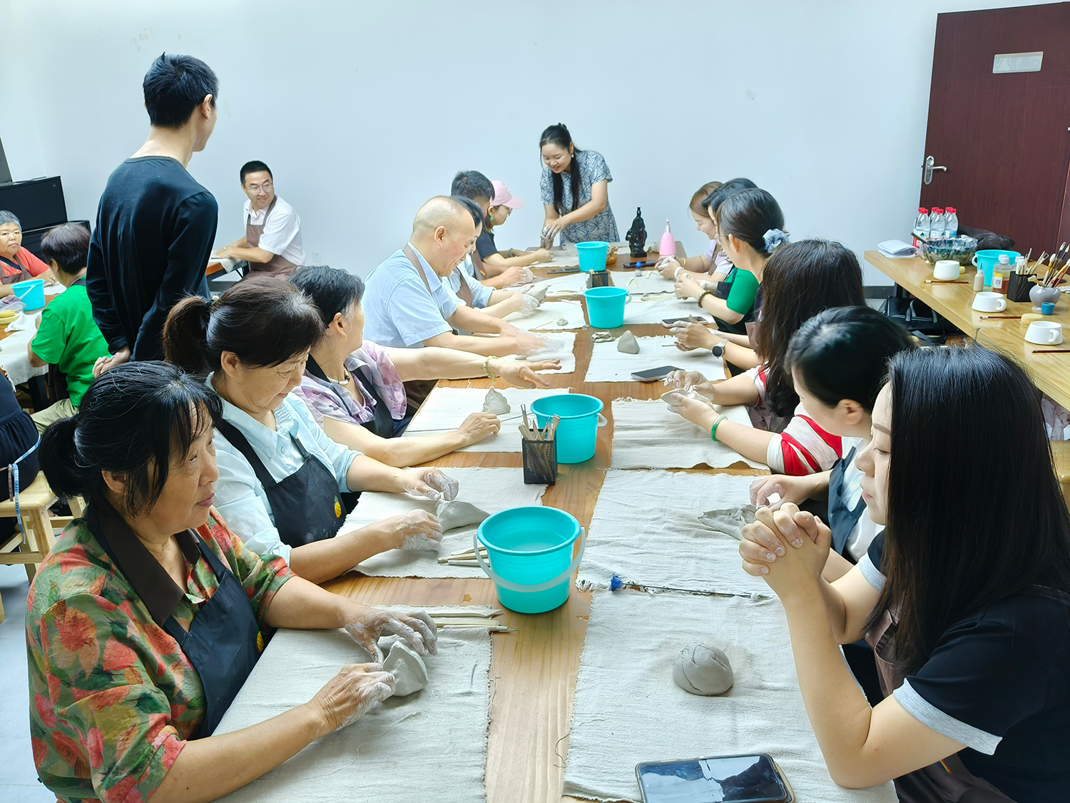 西陵区夜明珠社区举办“端午融情 陶聚同心——非遗传文脉 侨手庆安康”主题活动