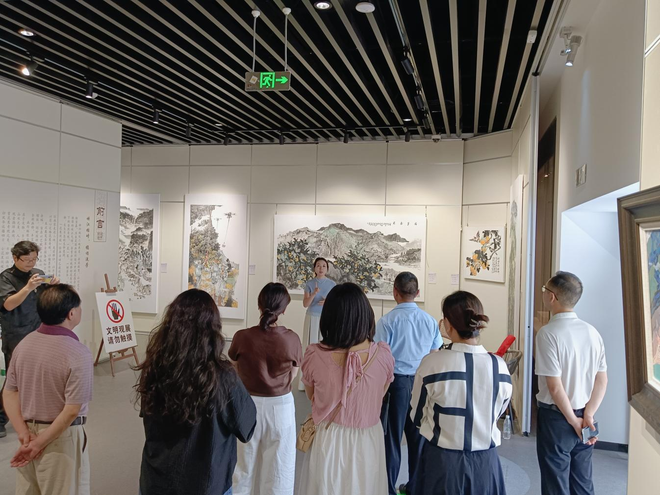 以艺连心聚侨情   故土风韵暖侨心 ——秭归县侨联组织侨眷参观文艺精品展