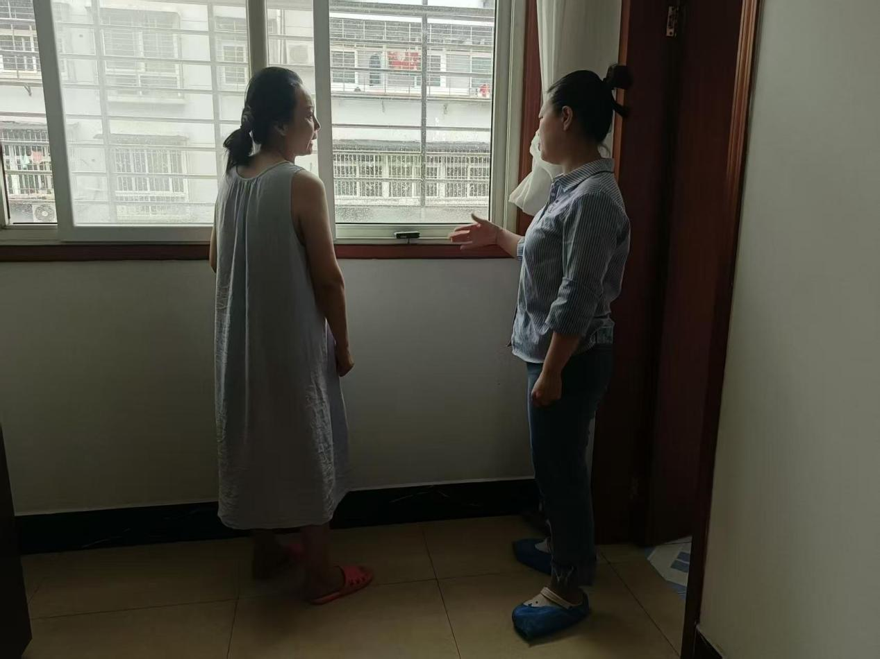襄阳风雨守望侨胞眷属 暖心护航平安渡汛 ——襄城区庞公街道建锦社区“侨胞之家”走访慰问侨界群众