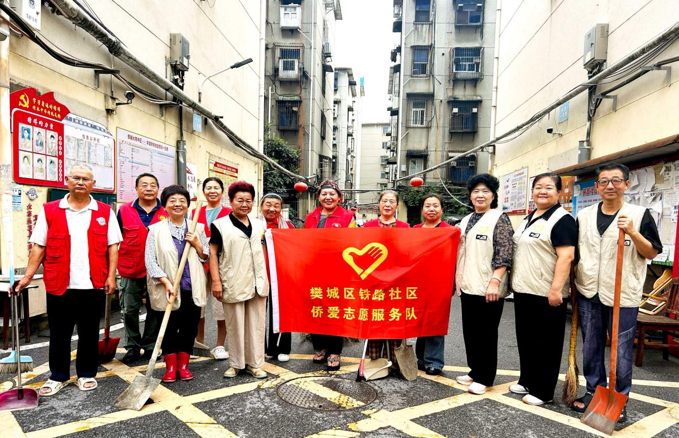 襄阳闻雨而动凝侨心 志愿服务洁家园