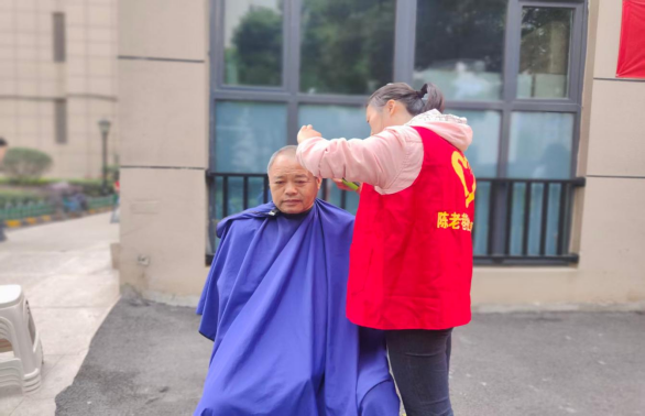 襄阳樊城区开展“情暖重阳 爱侨敬老”活动